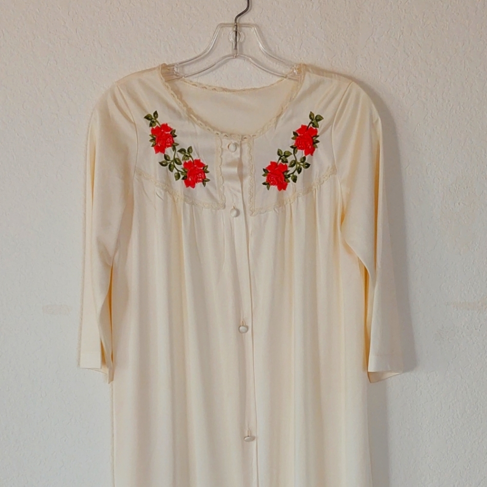 🦋LORRAINE Vintage night robe NWOT